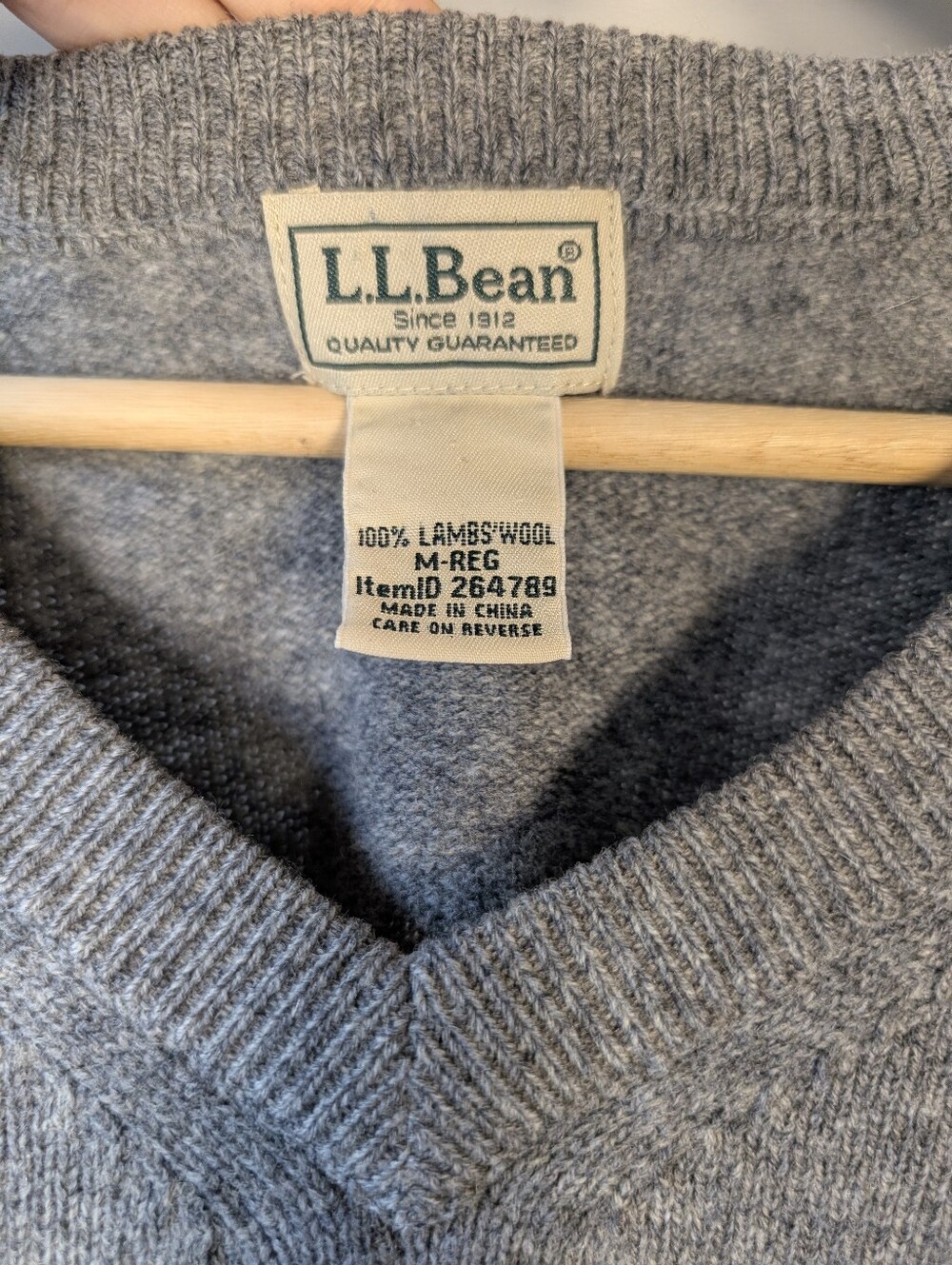 LL Bean Men's Lambs Wool Sweater V-Neck Grey Size Medium Preppy Teacher Academia - Picture 4 of 8
